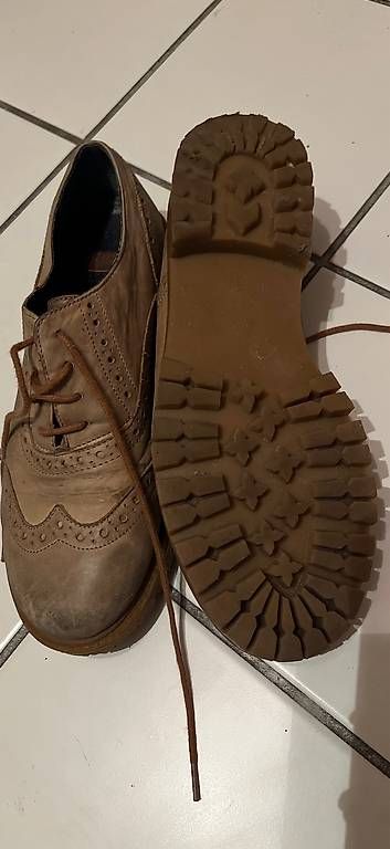 Scarpe da donna: Robuste Schuhe Grösse 37 – Usato da Zürich venduto da sca_g8jq 1