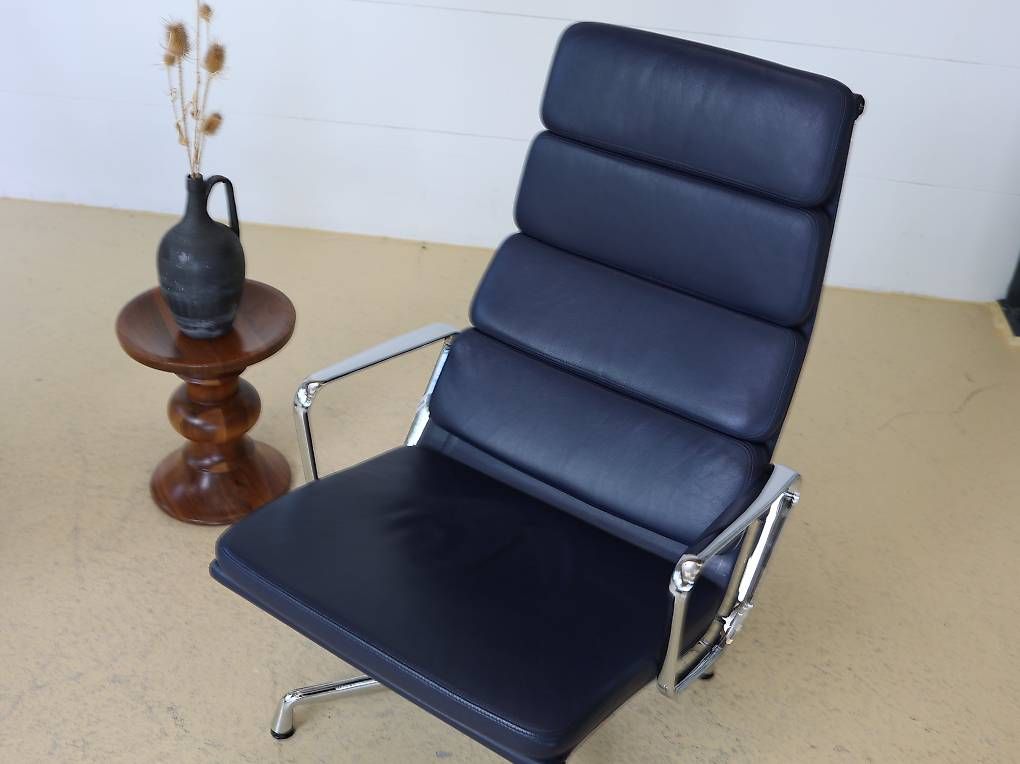 Eames Poltrone: Vitra EA 222 Soft Pad Sessel | Dunkelblau Leder – Usato da Meinisberg venduto da atelier_TILIJA 8