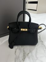 schwarze Handtasche