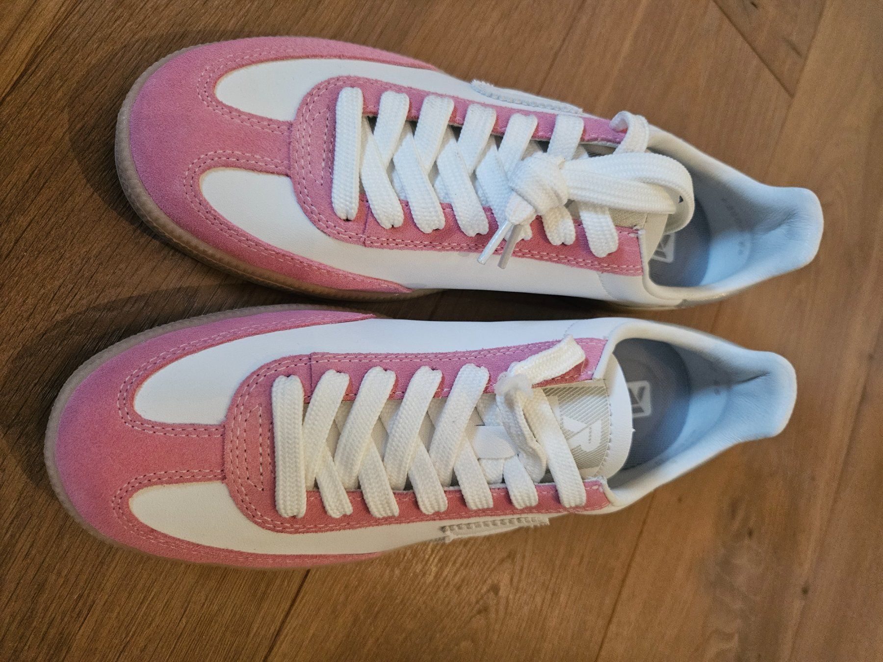 Scarpe da donna: Wunderschöne Sneaker Gr.37 – Nuovo e nell'imballaggio originale da Wangen ZH venduto da tulipe55 1
