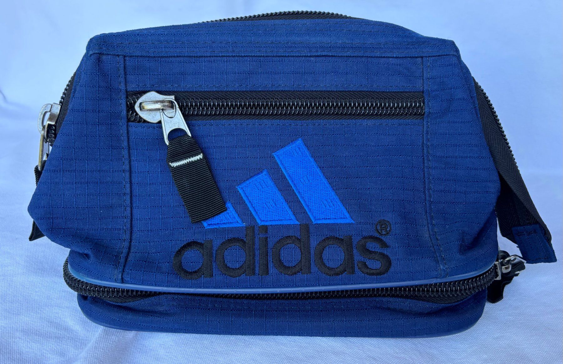 Trousses de maquillage: Adidas Necessaire - Kosmetiktasche – D'occasion à Rheinfelden par sabine0101