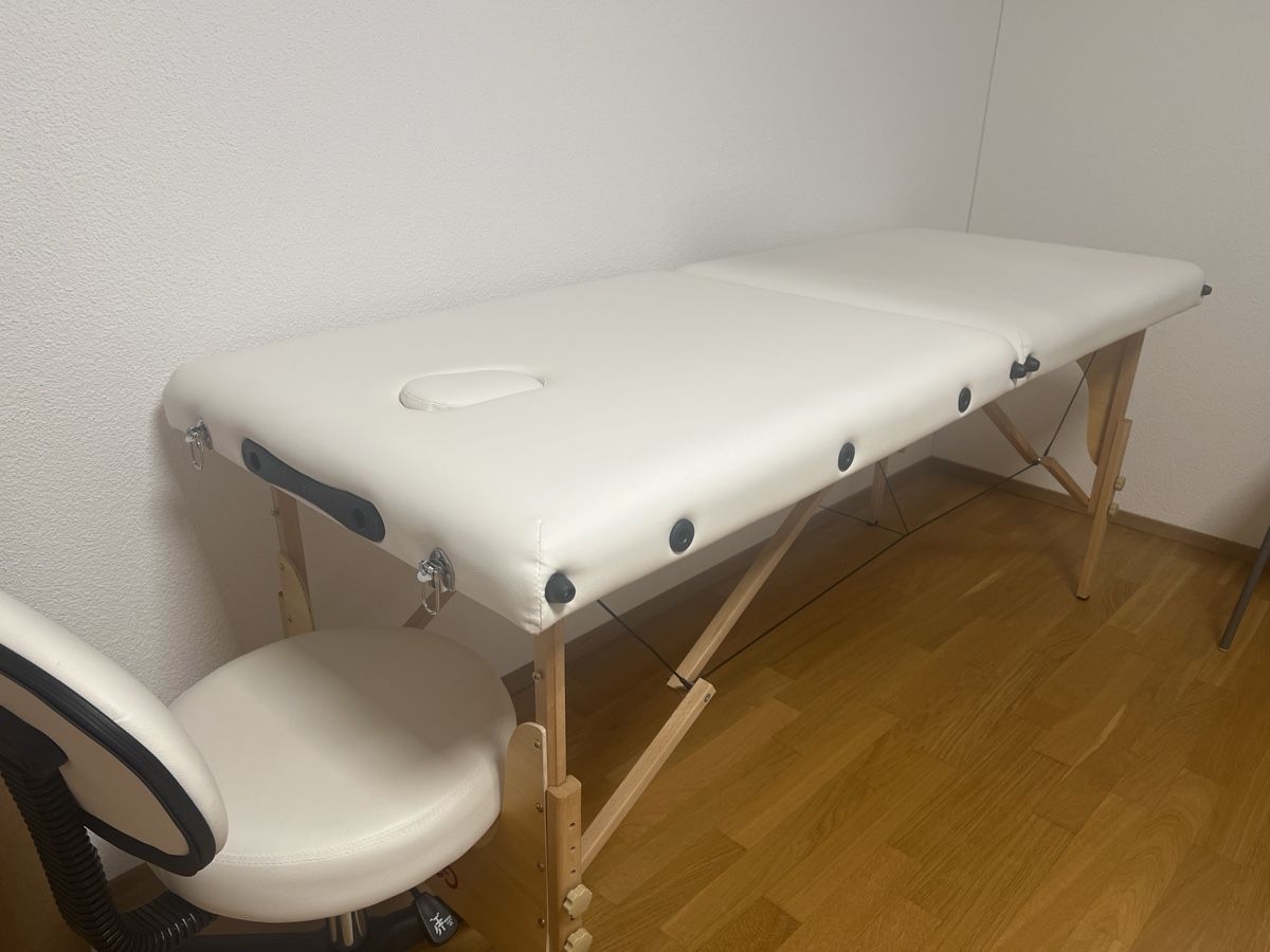 Kosmetik-& Massageliegen: Behandlungsliege – Gebraucht aus Balsthal von swissck