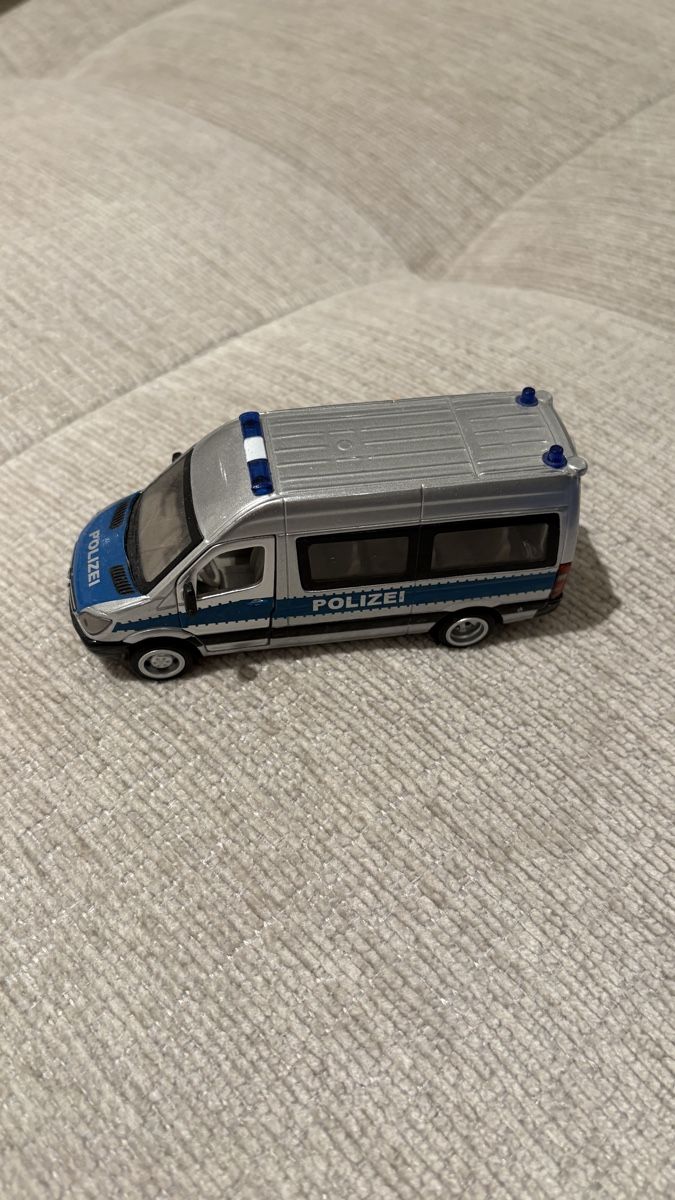 Mercedes-Benz Modellini d'auto: Mercedes Sprinter Polizei Modellauto silber – Usato da Zürich venduto da alivasalli 2