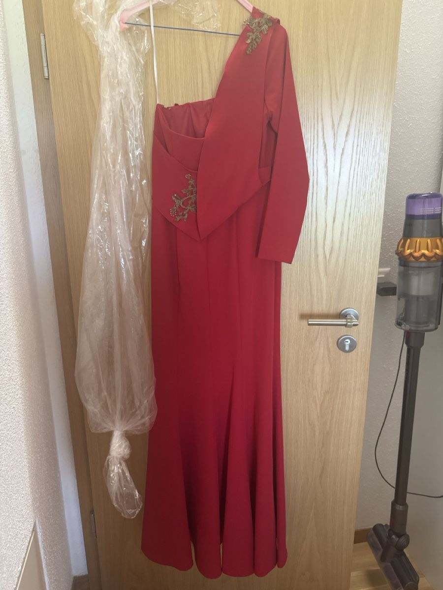 Vestiti: Marchesa Notte Red One-Shoulder Gown Size 4 – Usato da Zufikon venduto da mih_7rrx 1
