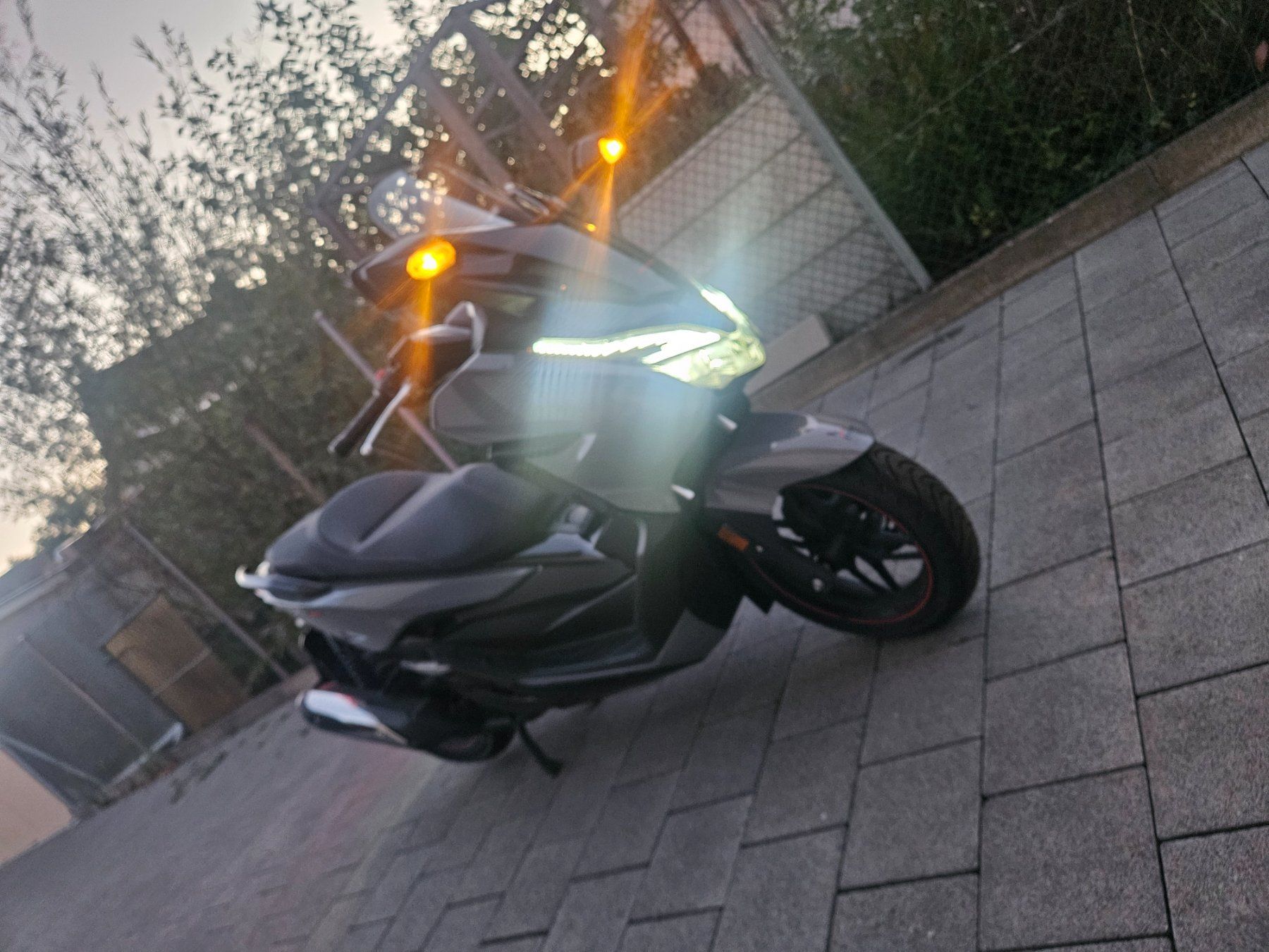 Honda Scooters: Scooter Grey Used Honda 300 – D'occasion à Luterbach par Jeye 1