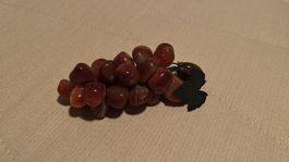 Grappolo d'uva in pietre marroni