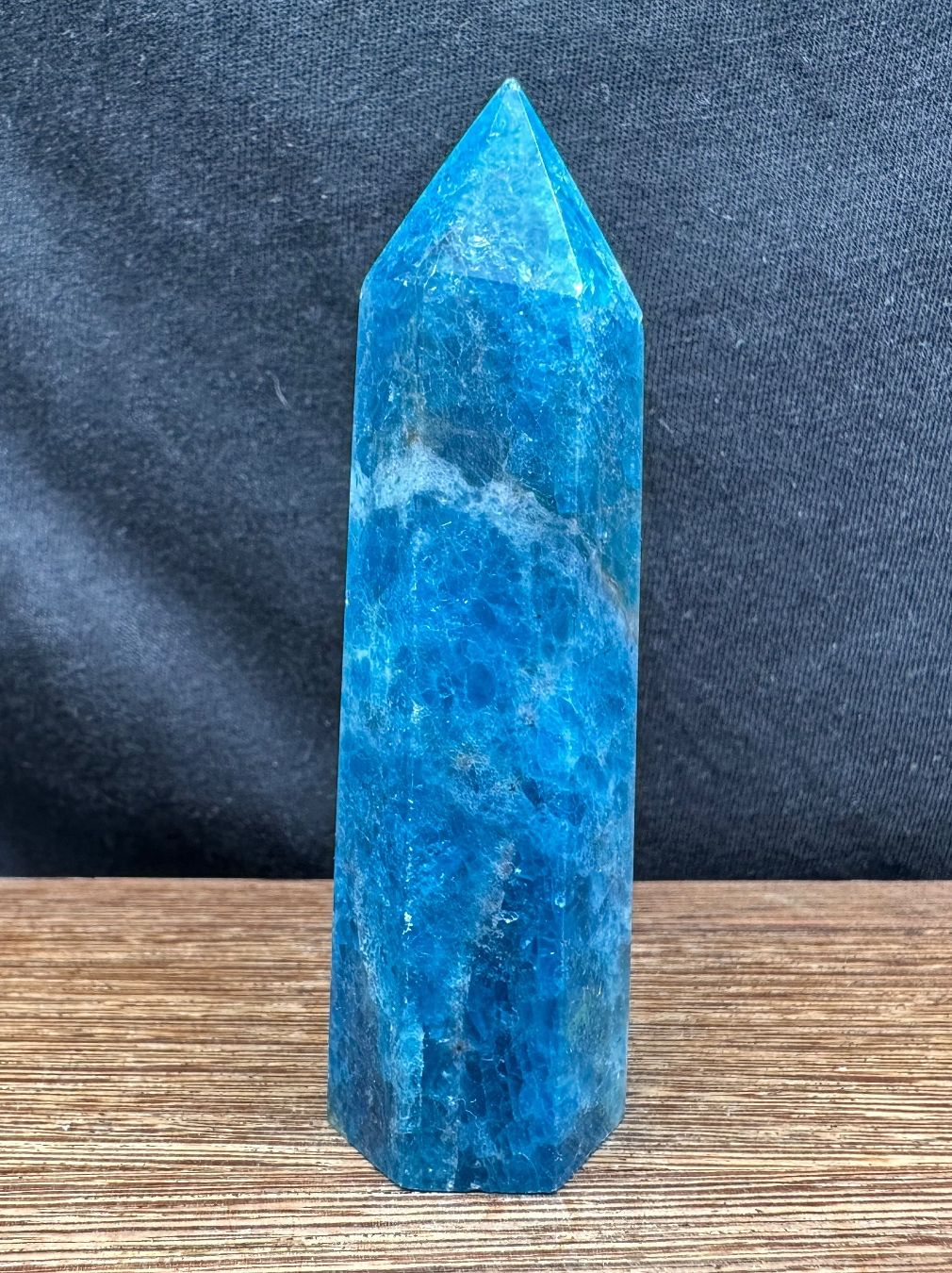 Minerali & Pietre curative: Blauer Apatit Obelisk, Turm, Spitze – Nuovo e nell'imballaggio originale da Männedorf venduto da Handschmeichler