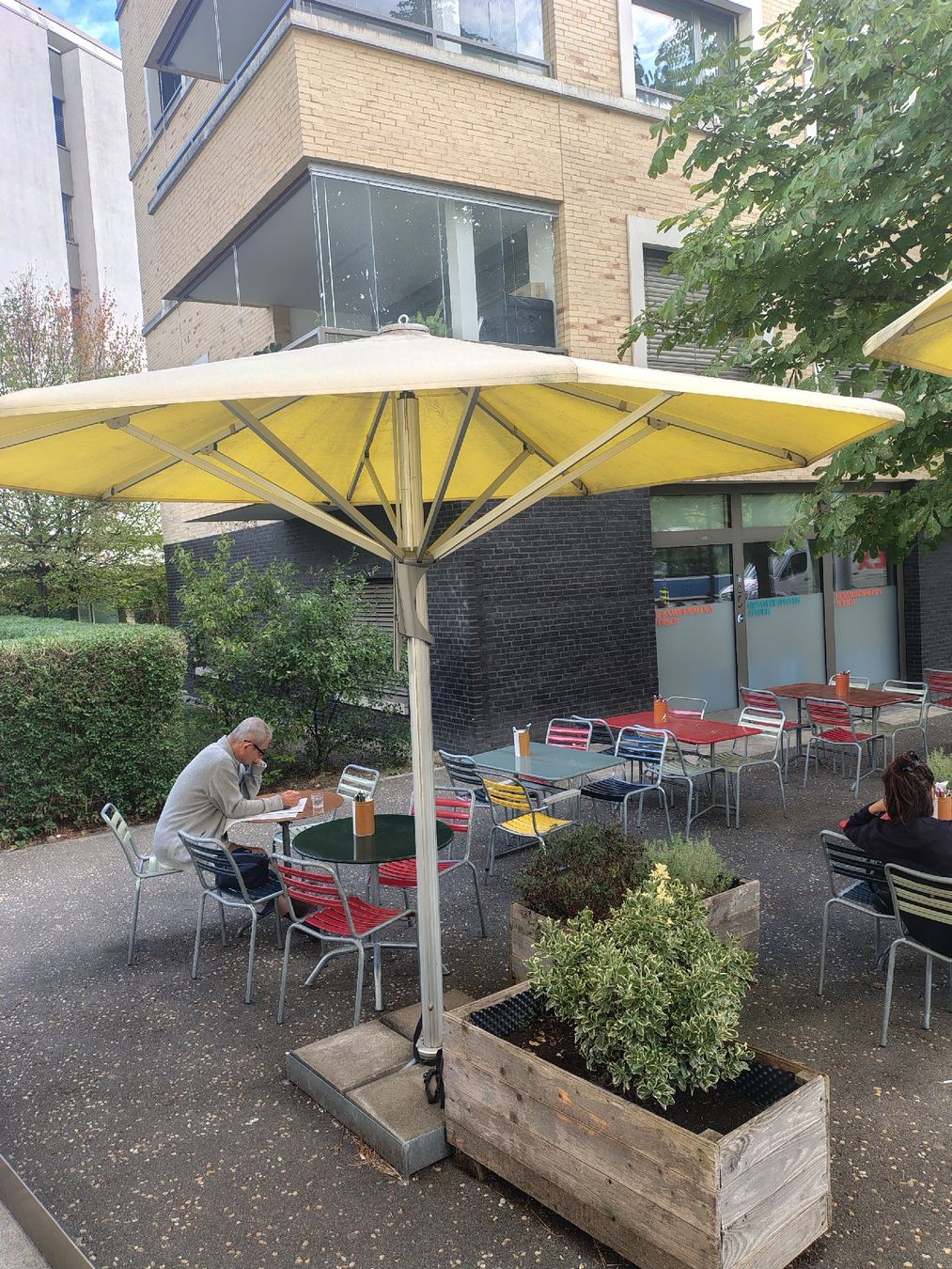 Parasols: 2 Stück Sonnenschirme mit Ständer  – D'occasion à Brüttisellen par Grorbas 1