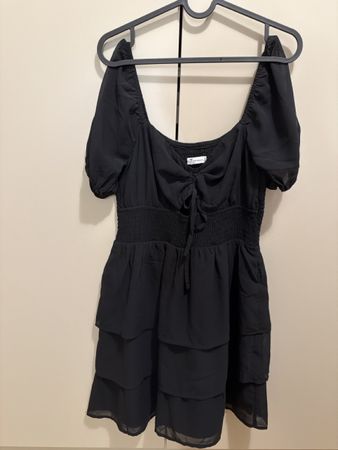 Kleid Hollister schwarz mit Puffärmeln Grösse M