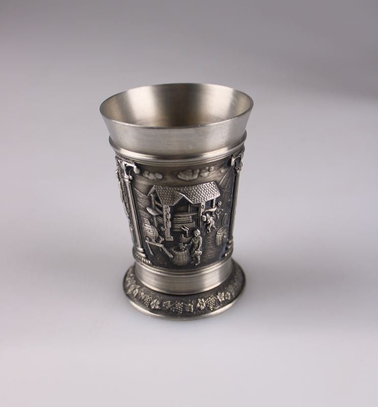 Set di piatti: Zinn Krüge und Becher set. – Usato da Rüti ZH venduto da Restwert_Rueti_ZH 4