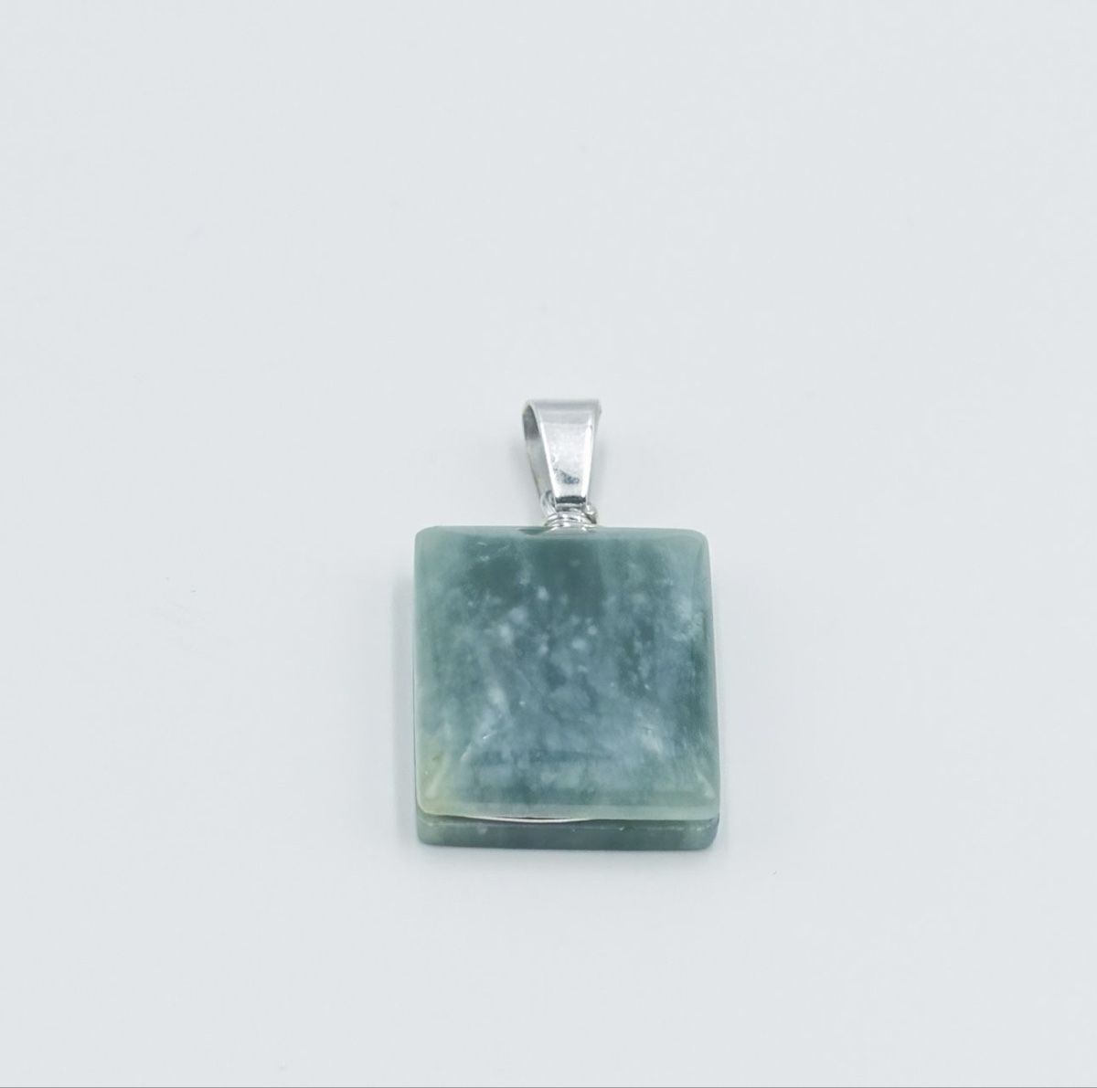 Ciondoli: Rechteckiger Anhänger aus Jade – Nuovo e nell'imballaggio originale da Ruggell venduto da JadeShop 1