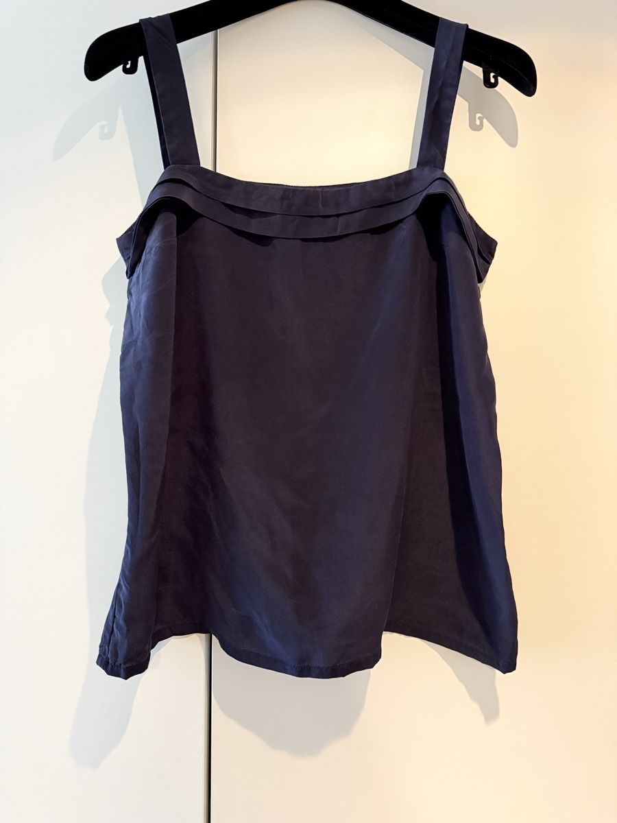 Top: Vintage Navy Silk Tank Top – Usato da Kilchberg ZH venduto da san_hs8y