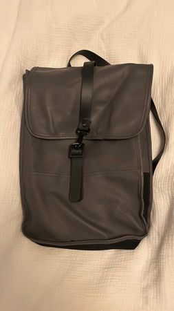 Dunkelgrauer, wasserdichter Rucksack von Rains