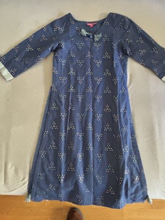 Mädchen Kleid Biba blau mit Goldmuster Grösse 6-7 Jahre
