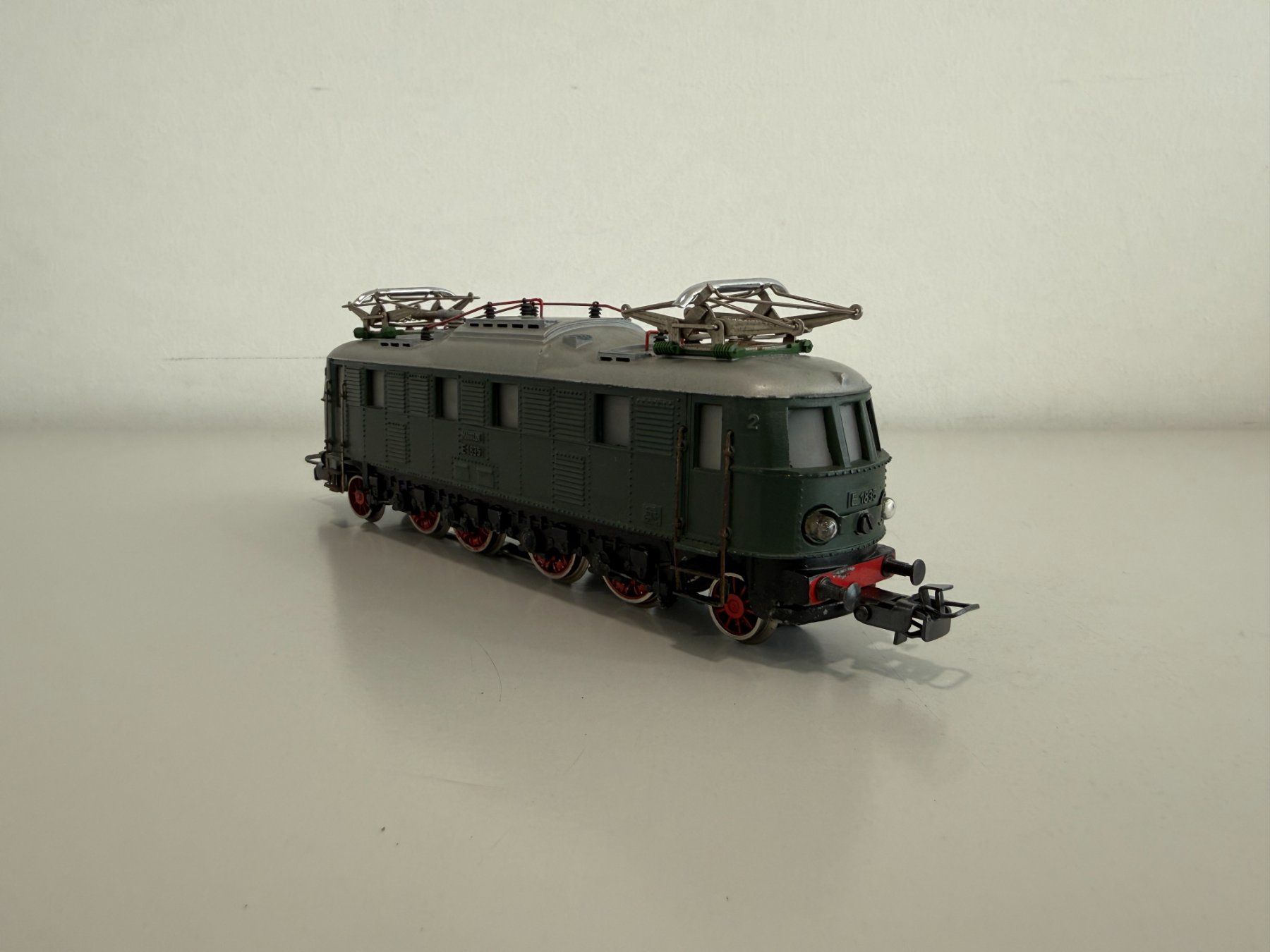 Märklin Modellini di ferrovie: Elektrolokomotive BR E18 der DB – Usato da Oftringen venduto da Pgi 1