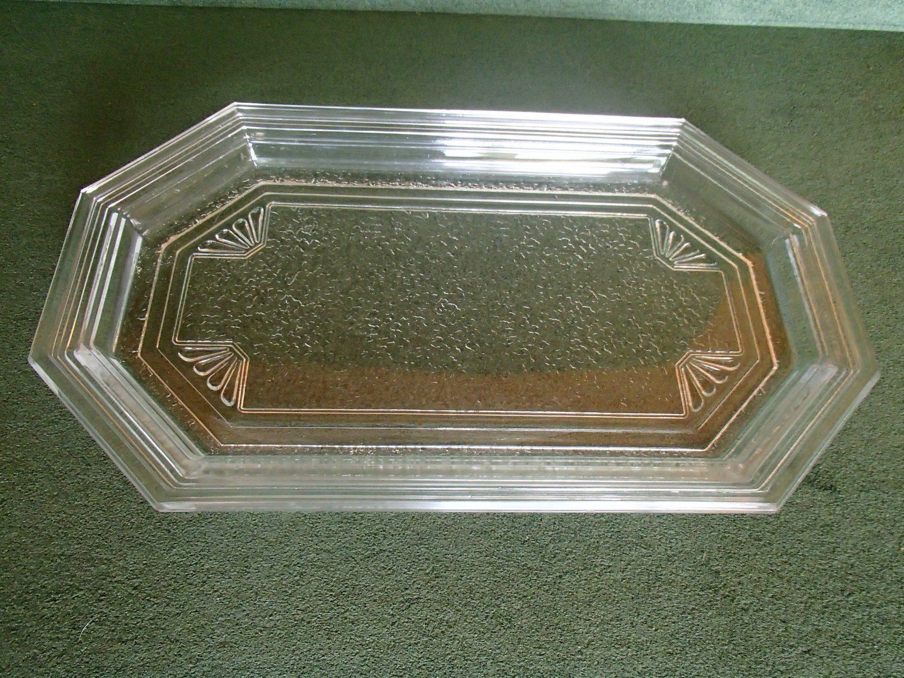 Plateaux: achteckige Glas Kuchen oder Servierplatte mit schönem Muster – D'occasion à Schöfflisdorf par pullux