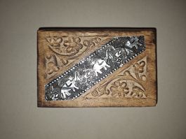 Schnitz-Holzbox mit Metalleinlage & div. Schmuck/Steinen