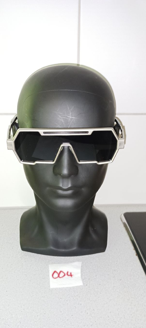 Occhiali & Lenti: Futuristische Sonnenbrille mit Silberrahmen,Gläser schwarz – Nuovo (secondo la descrizione) da Basel venduto da kim_872m