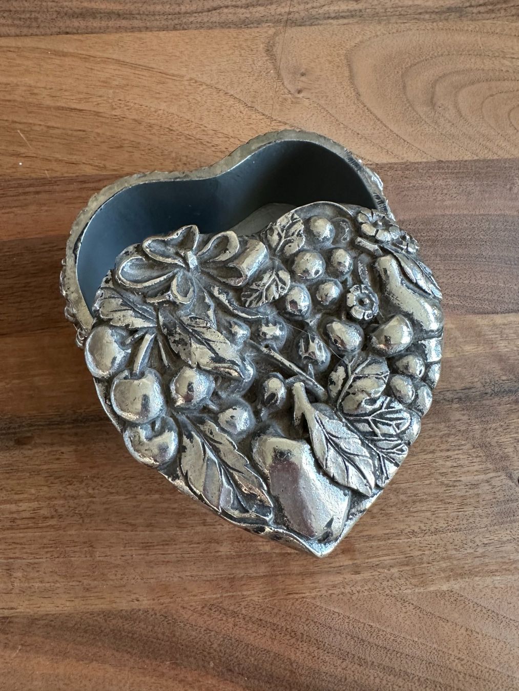 Portagioie: Dekorative Herzdose mit floralem Relief – Usato da Luzern venduto da Tsugumi0 2