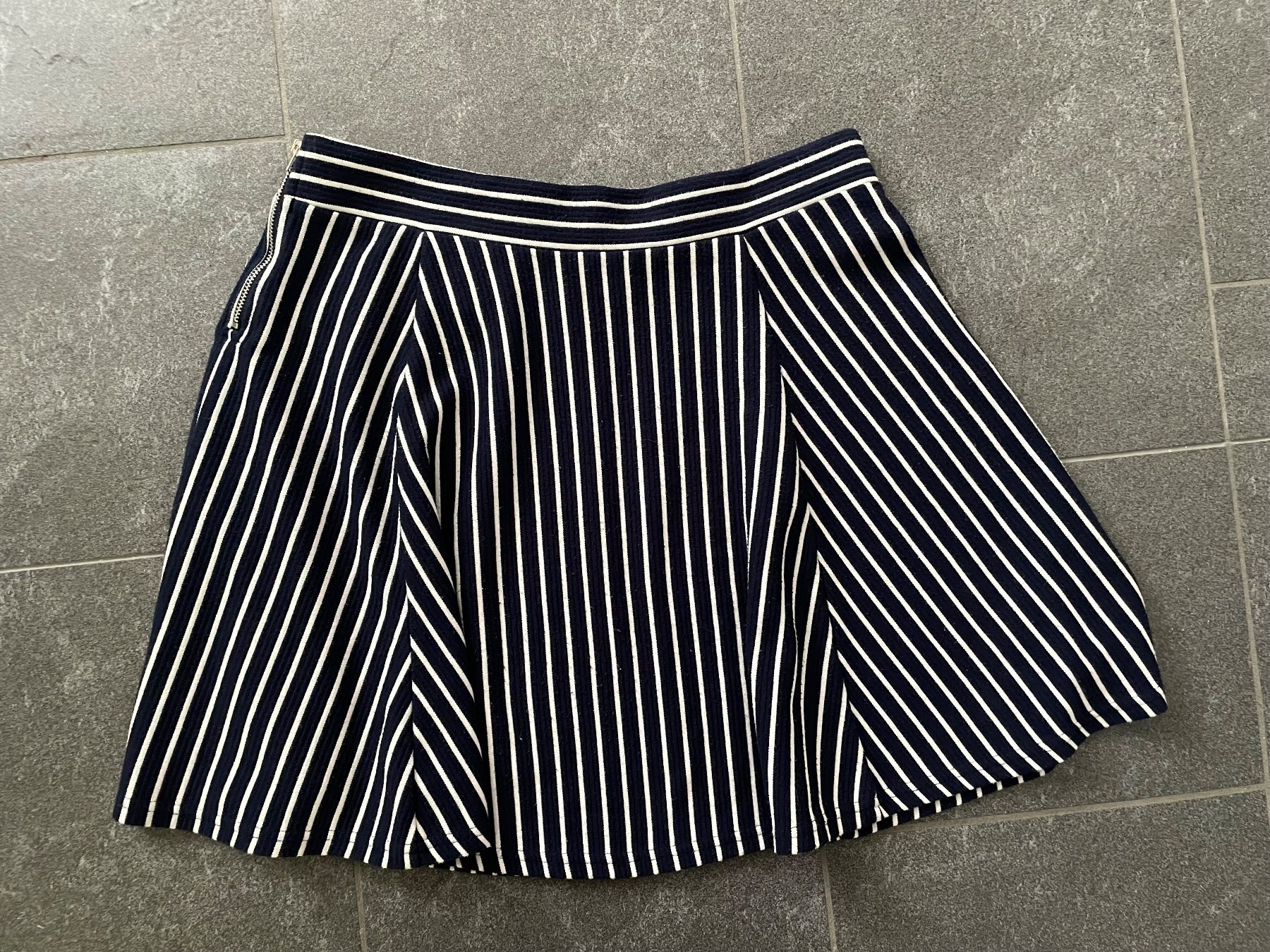 H&M Jupes: Gr. M kurzer Rock Jupe H&M – D'occasion à Kaltbrunn par mar_7jpc