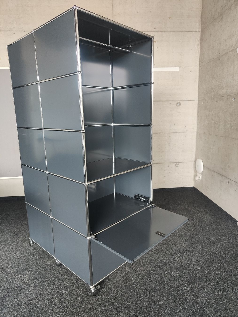 USM Scaffali: USM Haller Roll-Regal Anthrazit Glas mit  2 Schlüssel – Usato da Ehrendingen venduto da Axe31 3