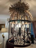 Schöne Deckenlampe als Vogelkäfig, schön dekoriert