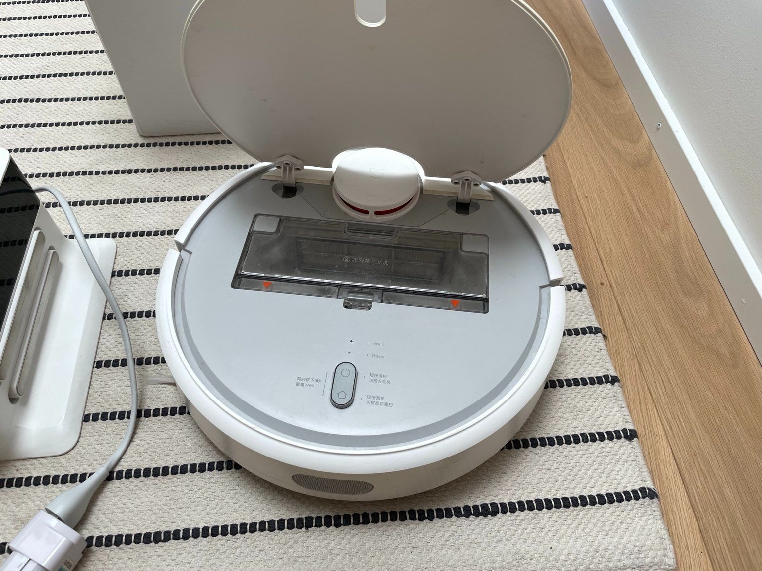 Xiaomi Aspirateurs & Accessoires: Xiaomi Mi Robot Vacuum (1. Generation) mit Ladestation – D'occasion à St. Gallen par dpilipenka 2