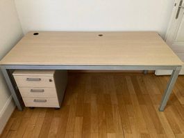 Bureau en très bonne état, qualité professionnelle