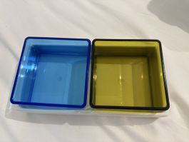 Deko Set mit farbigen Behälter und weissem Tablett