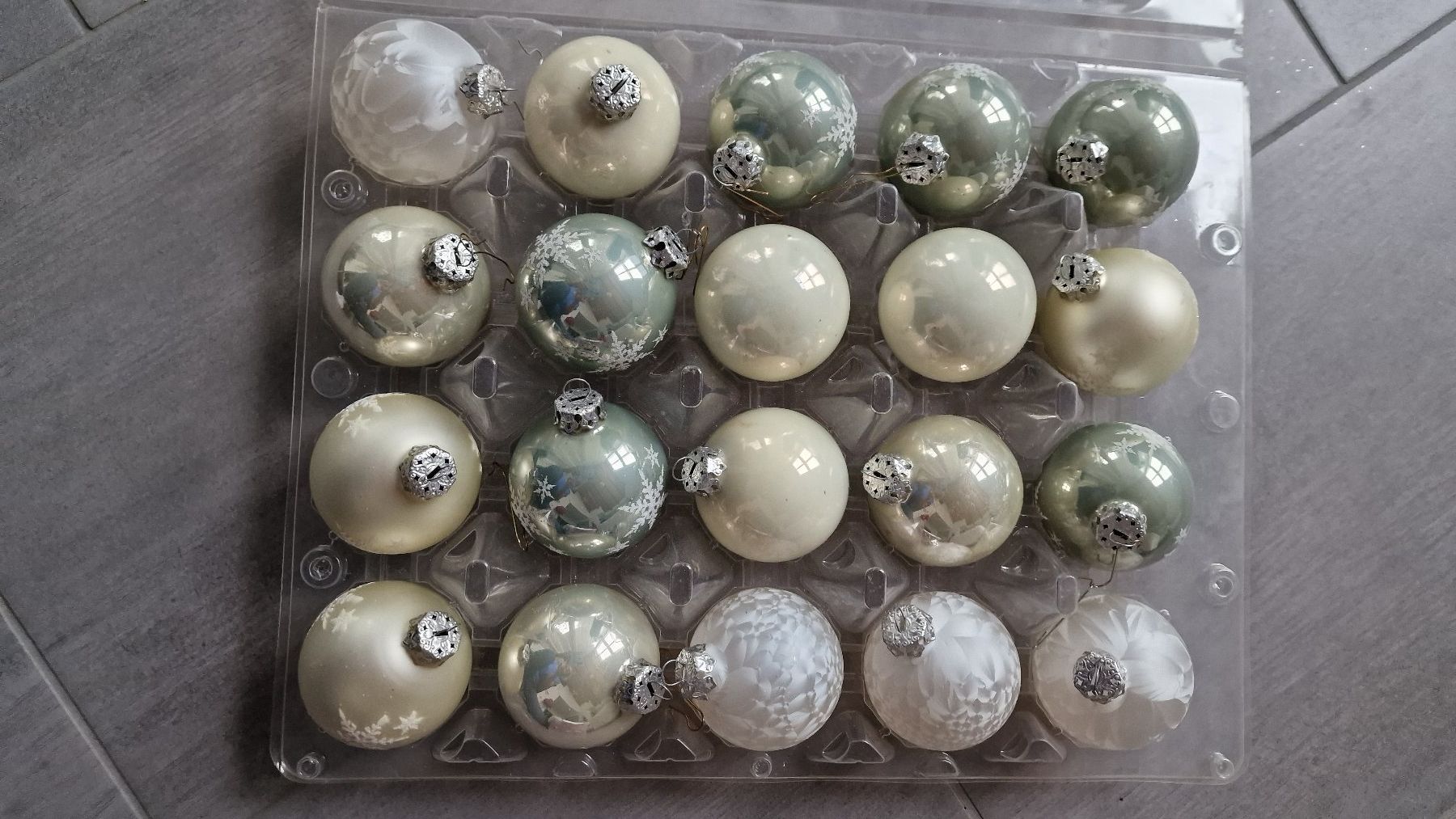 Tutte le decorazioni: 2 Boxen mit 36 Weihnachtskugeln, div. Farben – Usato da Wil  AG venduto da Kfloh