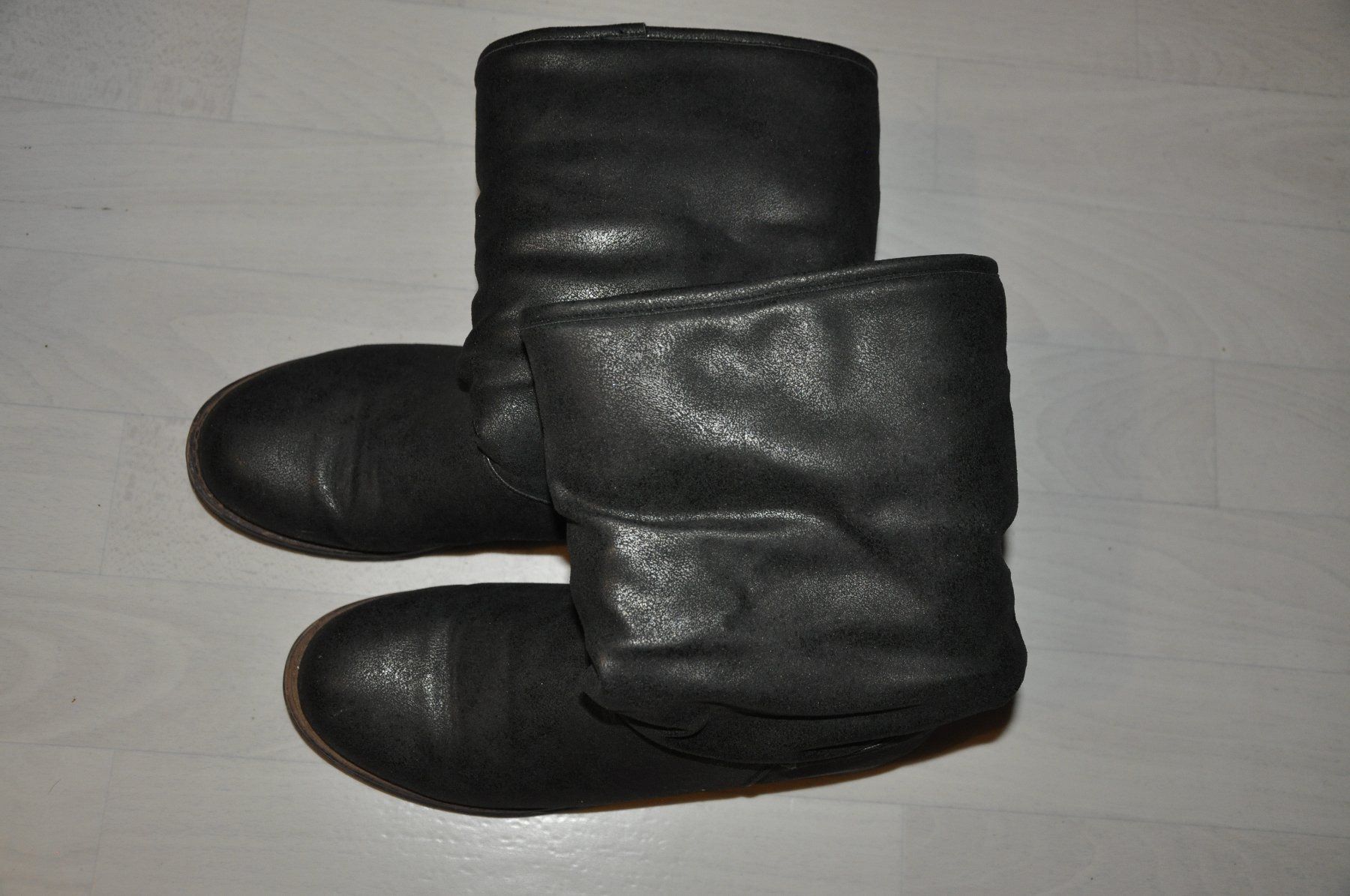 Scarpe da donna: Schwarze Damen Winterstiefel Kunstleder – Usato da Oberrüti venduto da ELALL