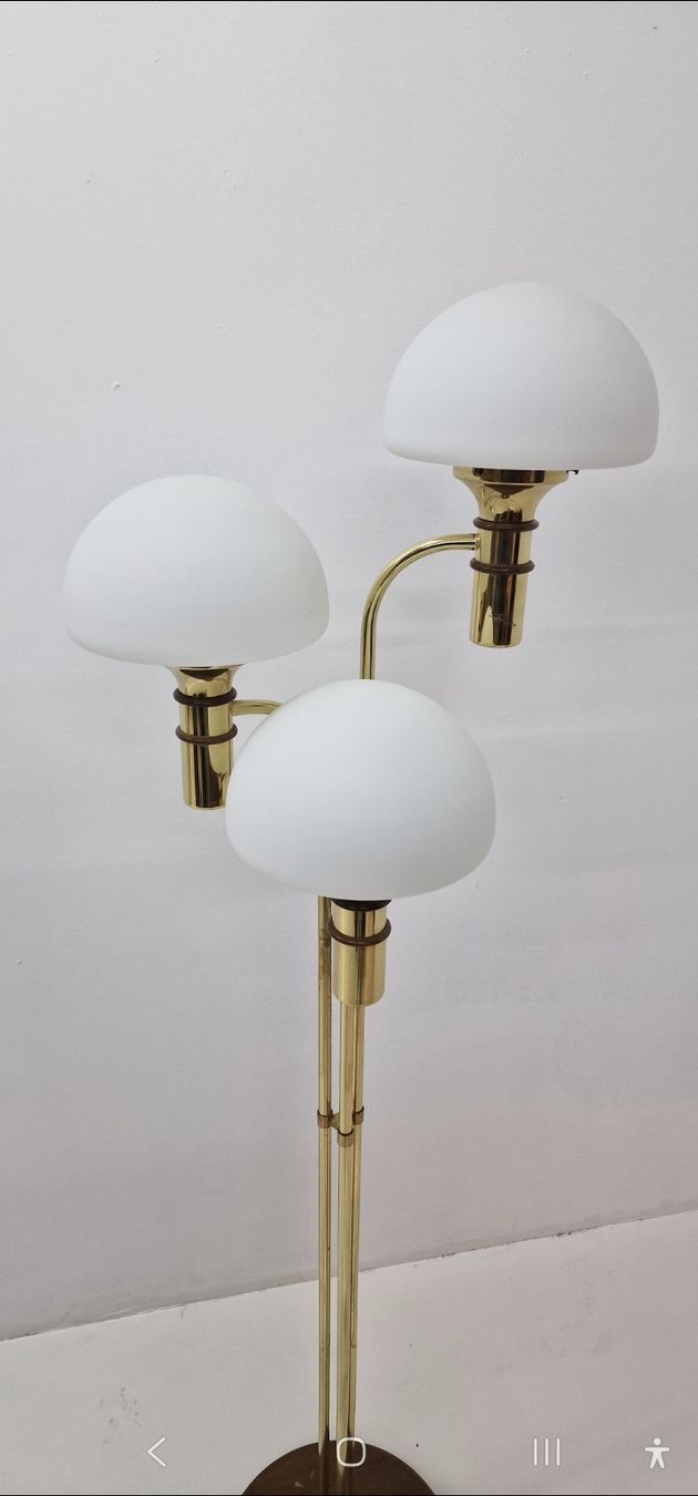 Lampade: 3-Leuchten Stehlampe aus Messing & Opalglas    – Usato da ZÜRICH venduto da Arte-24 3