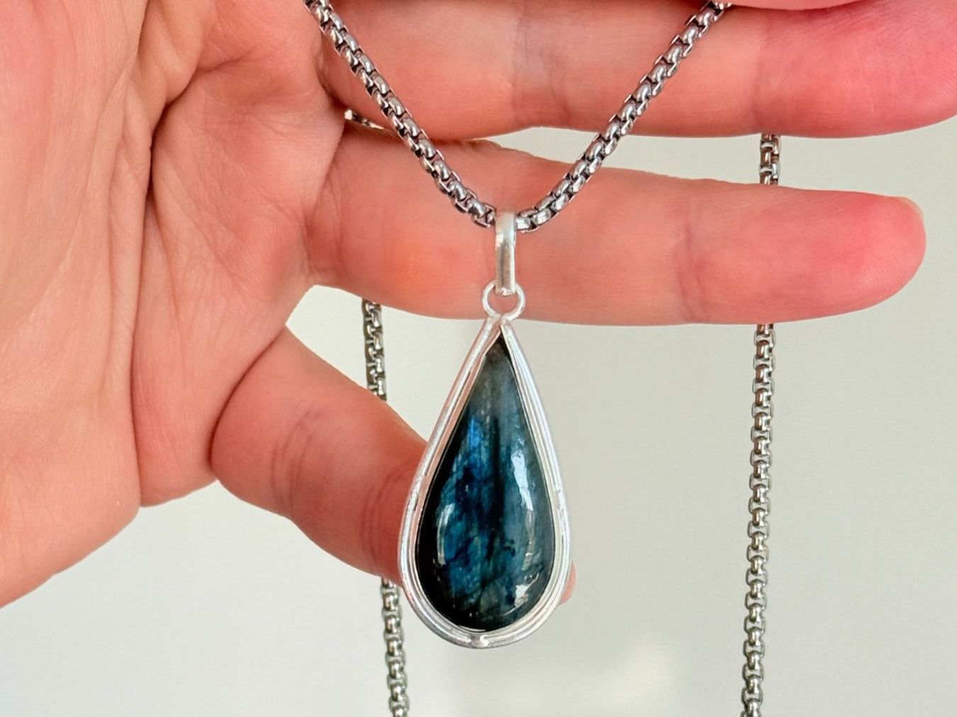 Catenine: Pendentif Larme Labradorite Bleue  - Élégant – Nuovo e nell'imballaggio originale da Genève venduto da AGBERG