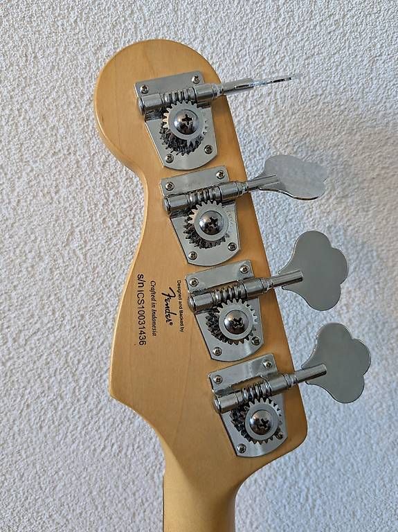Instruments de musique: Squier Precision Bass Special + Ampli Line6 LowDown LD15 – D'occasion à Fribourg par happyludde 3