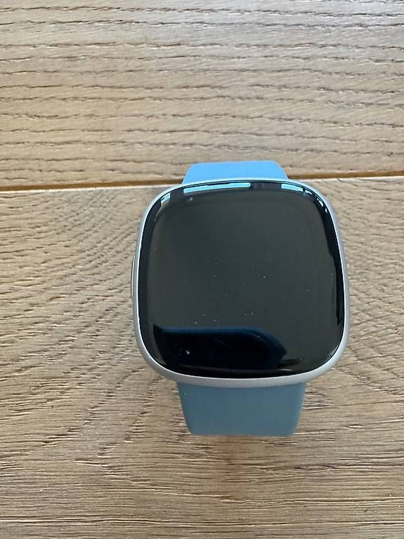 Smartwatch: Fitbit Versa 4 – Gebraucht aus Hausen am Albis von Spigy