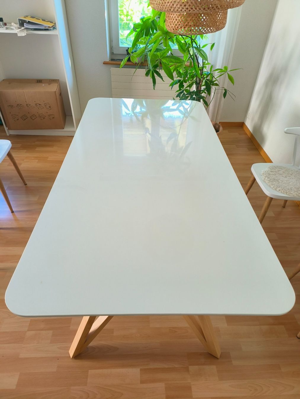 Conforama Tables: Esstisch weiss mit Holzbeine – D'occasion à Frauenfeld par mia_7h75 2