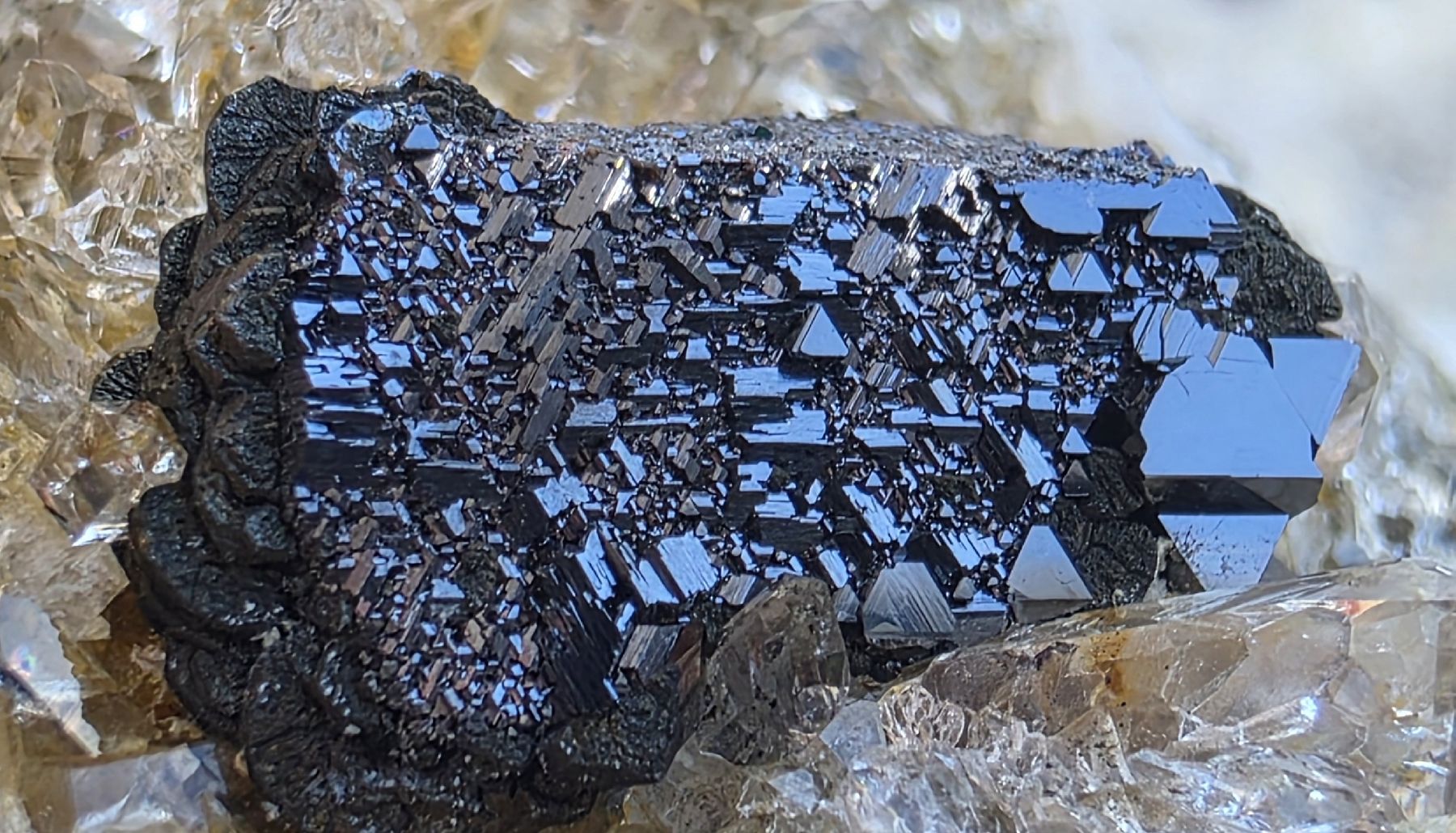 Mineralien & Heilsteine: Rutil Pseudomorphose nach Ilmenit. Mit Magnetit Binntal. – Gebraucht aus Glis von nbu_65ys 1