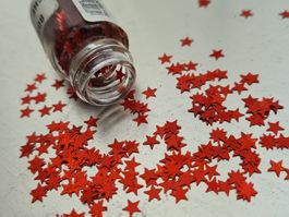 1 Set rote GlitzerSternchen Streuer als Weihnachtsdeko .