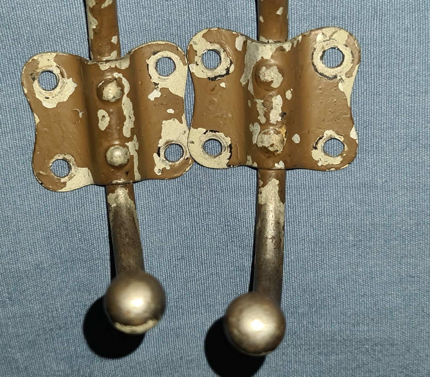 Ferramenta: crochets à habits / deux pièces – Usato da Cortaillod venduto da signep 3