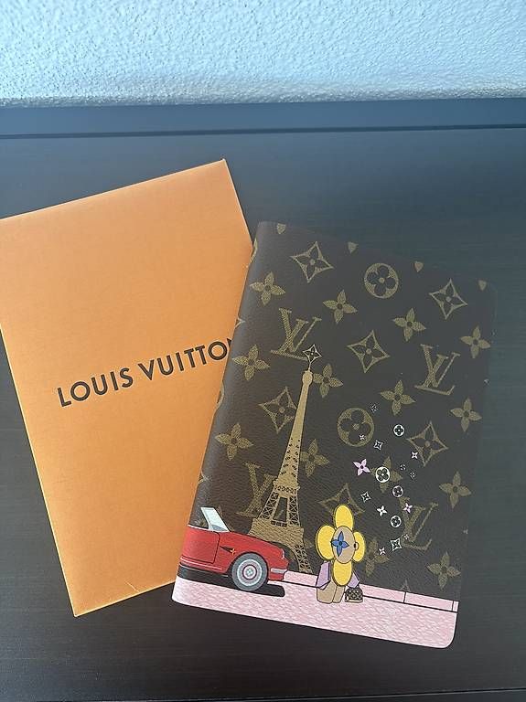 Louis Vuitton Schreibblöcke: Louis Vuitton Notebook  Vivienne in Paris – Gebraucht aus Alchenflüh von Mjoysal._ 1