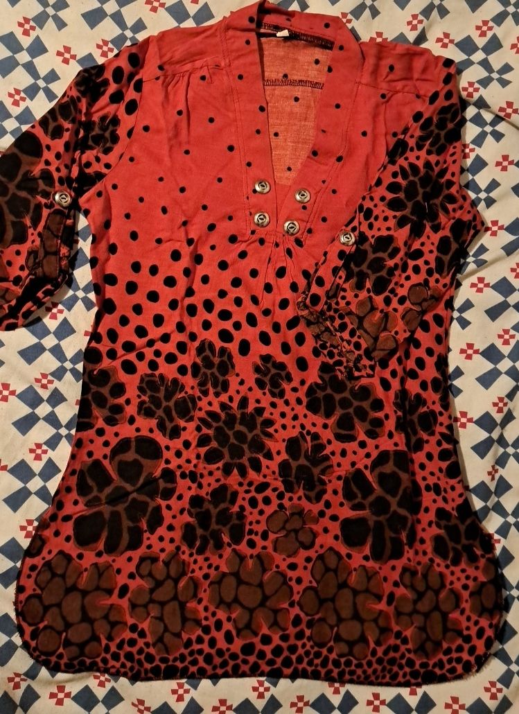 Blusen: Stylish red tunic with black flowers, size S – Gebraucht aus Bern von mahilini