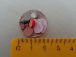 Wurstplatte auf Holzbrett für das Puppen