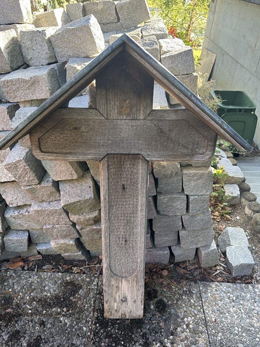 Sculptures & Statues: Grab-Holzkreuz mit Kupferabdeckung – D'occasion à Reinach AG par Steinbock1963