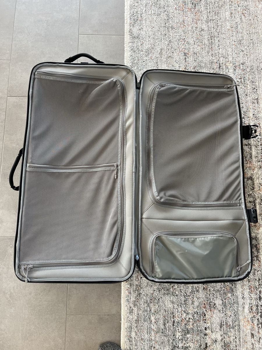 Nike Valigie: Nike Travel Suitcases – Nuovo (secondo la descrizione) da Appenzell Meister. venduto da mariatanasescu 3