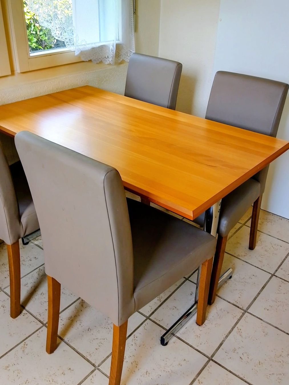 Tischset: Esstisch mit 4 Stühlen Holz/Leder grau – Gebraucht aus Birmensdorf ZH von Lovelyman_1980