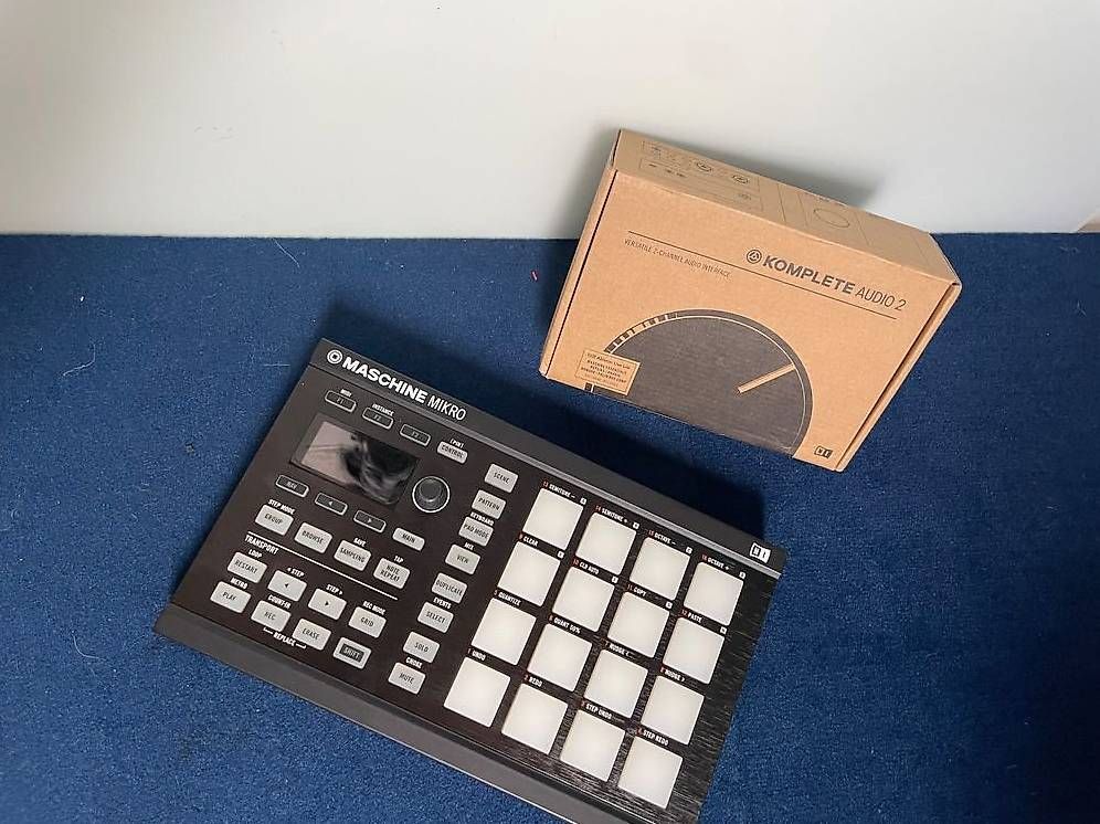 Strumenti musicali: Native Instruments SET - Maschine Mikro & Komplete Audio 2 – Usato da Zürich venduto da Madshock