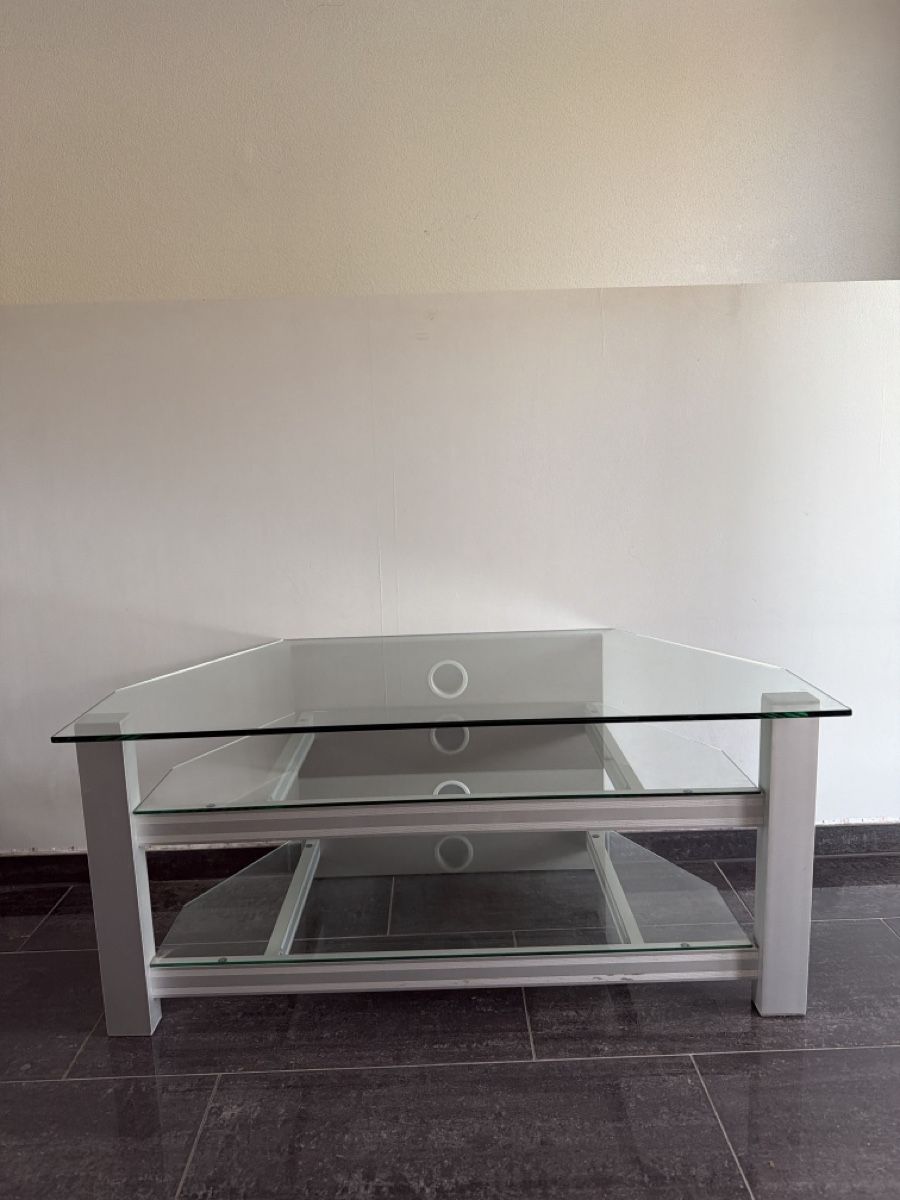 Meubles TV: TV-Möbel / Fernsehtisch aus Glas – D'occasion à Oberwangen b. Bern par quickdeal