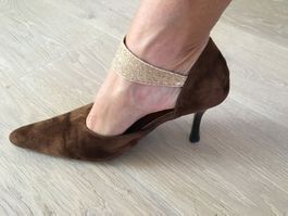 Braune Pumps mit Goldapplikation Gr 36