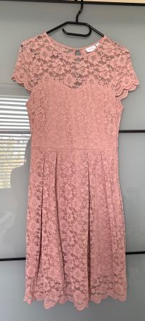 Rosa Spitzenkleid von Vila, Grösse S – Perfekt für den So...