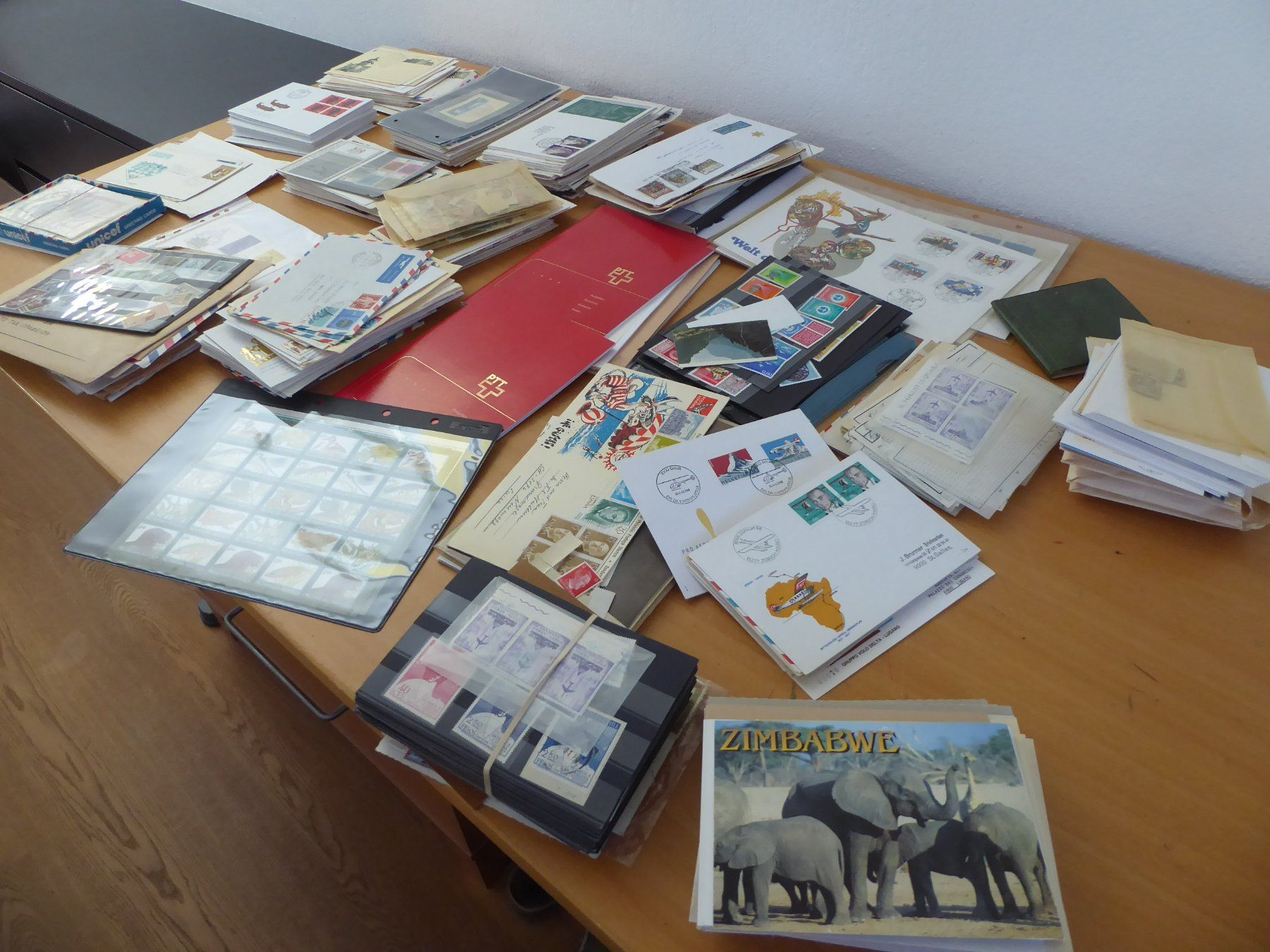 Tutti i francobolli: Wundertüten Kiste Briefmarken anschauen – Usato da Rothrist venduto da swisstools